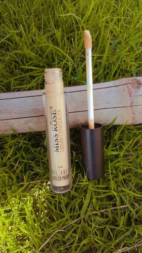 Customer photo review of MISS ROSE Full Coverage Concealer