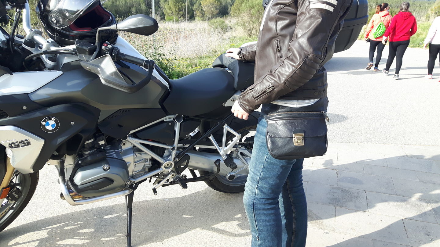 Customer photo review of Riñonera "Classic Black & Old Gold” + Bolsillo trasero · Piel · Pieza Exclusiva Núm. 19004