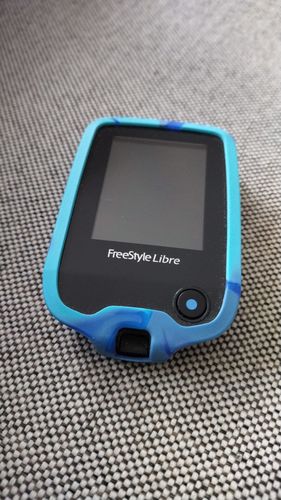 Customer photo review of FreeStyle Libre silikonska maskica: MIX-PLAVA