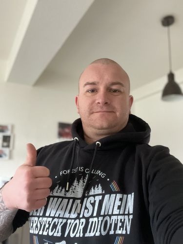 Customer photo review of DER WALD IST MEIN VERSTECK - Bio Unisex Hoodie (PREMIUM)