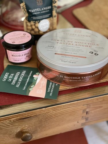 Customer photo review of Torta di Nocciole Tastëlanghe + Crema di Nocciole + Confezione Nocciola "Tostata"