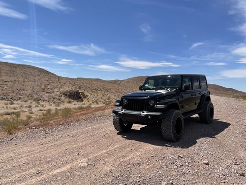 Customer photo review of Vader Grille w/ Mesh - Glossy Black for 18-21 Jeep Wrangler JL & Gladiator JT