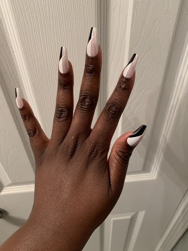 Customer photo review of INSTANT GLAM- FINE LINES MEDIUM COFFIN PRESS ON NAIL SET