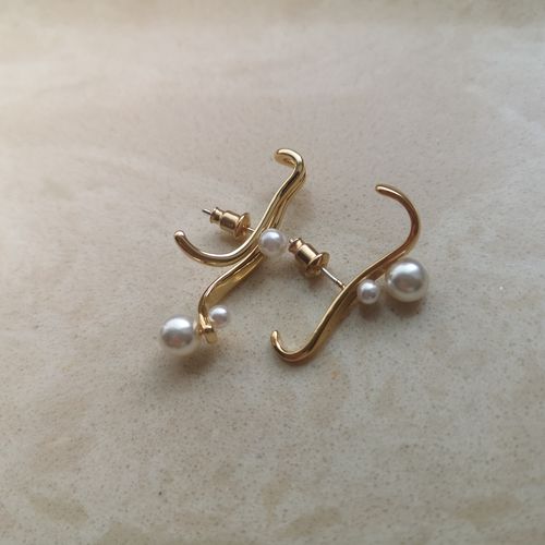 Customer photo review of Double Pearls Irregular Earrings