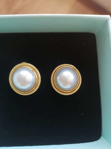 Customer photo review of Simple coloured pearl stud earrings