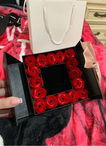 Customer photo review of 16 Mini Roses Jewelry Box with Love Necklace Set