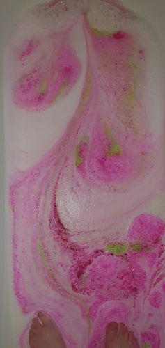 Customer photo review of Snow Fairie Bath Bomb