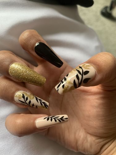 Customer photo review of INSTANT GLAM- GOLDEN VINE MEDIUM COFFIN PRESS ON NAIL SET
