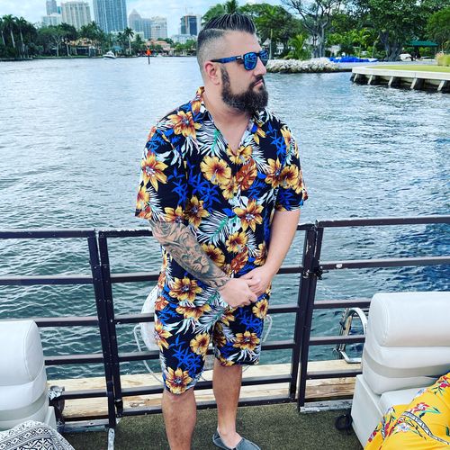 Customer photo review of Chemises et shorts hawaïens boutonnés décontractés à fleurs pour hommes