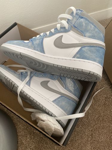 Customer photo review of Air Jordan 1 Retro High OG 'Hyper Royal  Pre Order