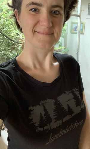 Customer photo review of LANDMÄDCHEN - BIO  - Damen Premium Organic Shirt