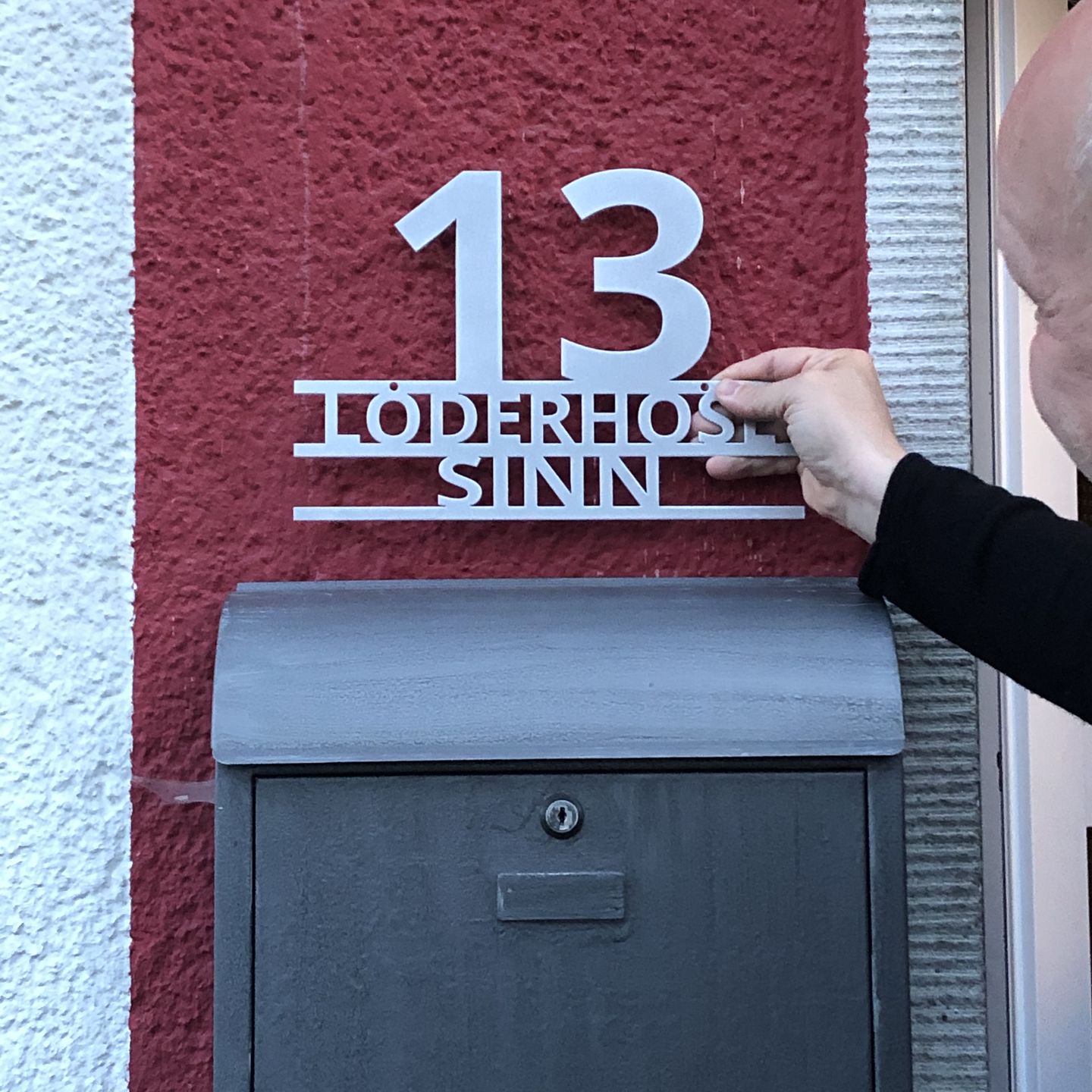 Customer photo review of Hausnummer "Modest Art" zweizeilig aus edlem Stahl mit Familiennamen