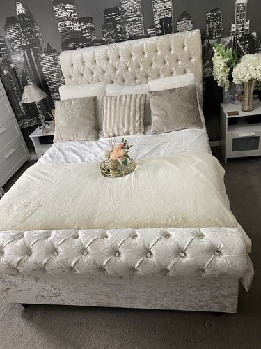 Customer photo review of Akasa Chesterfield Sleigh Bed