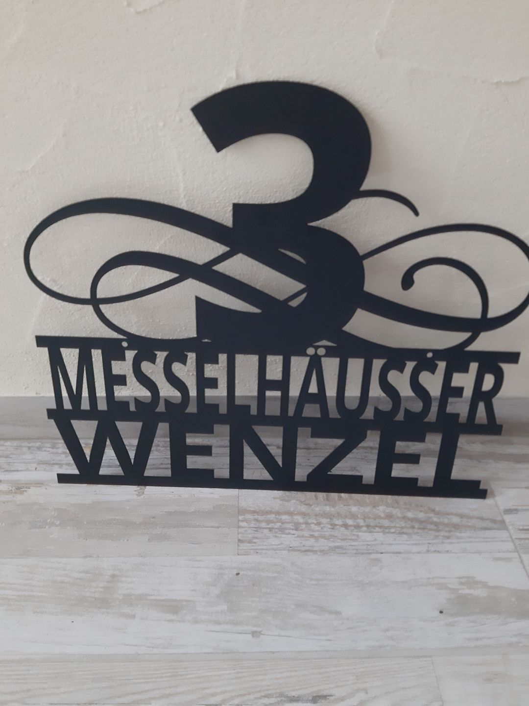 Customer photo review of Hausnummern-Monogramm "Ornamental Style" zweizeilig mit Namen (personalisierbar)