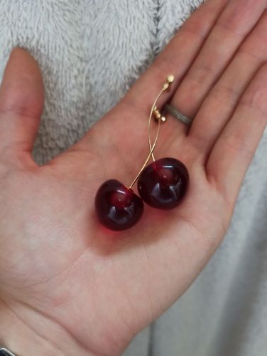Customer photo review of Boucles d'Oreilles Cerise