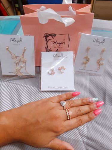 Customer photo review of Aretes Florales con Mariposa