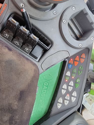 Customer photo review of GADGETME Ablagefach Groß mit Gummieinlage passend für Fendt 500 / 700 / 800 / 900 / 1000 SCR – S4