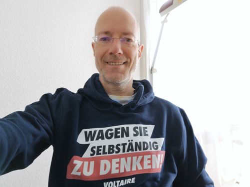 Customer photo review of KENFM ORGANIC HOODIE BUBEN • WAGEN SIE SELBSTÄNDIG ZU DENKEN