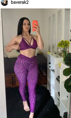 Customer photo review of Empower V-Cut Scrunch Leggings