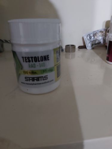 Reseña con foto de un cliente sobre Testolone Rad-140