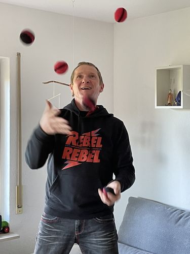 Customer photo review of DEMOKR. WIDERSTAND ORGANIC HOODIE BUBEN • REBEL REBEL - DUNKEL