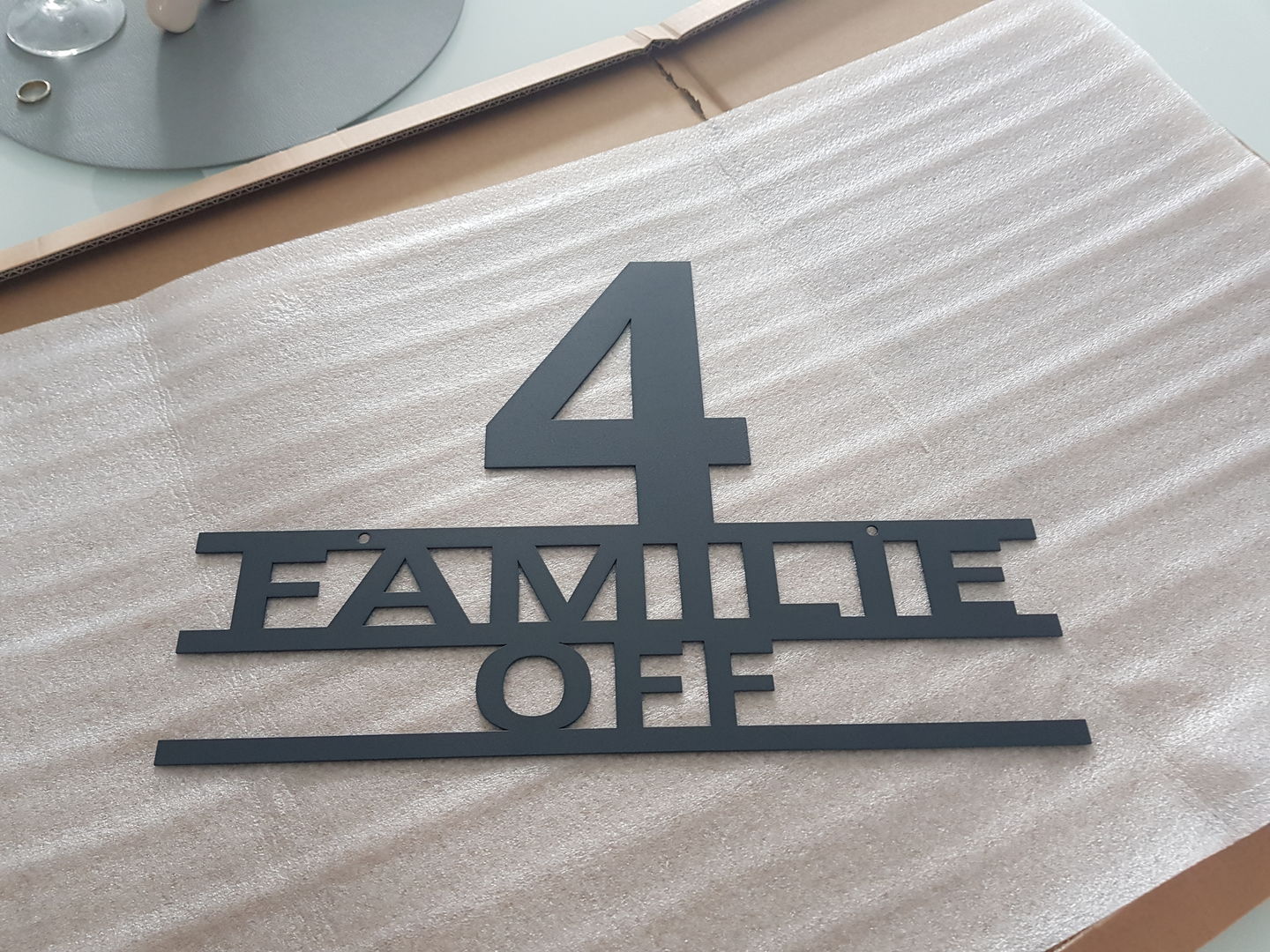 Customer photo review of Hausnummer "Modest Art" zweizeilig aus edlem Stahl mit Familiennamen
