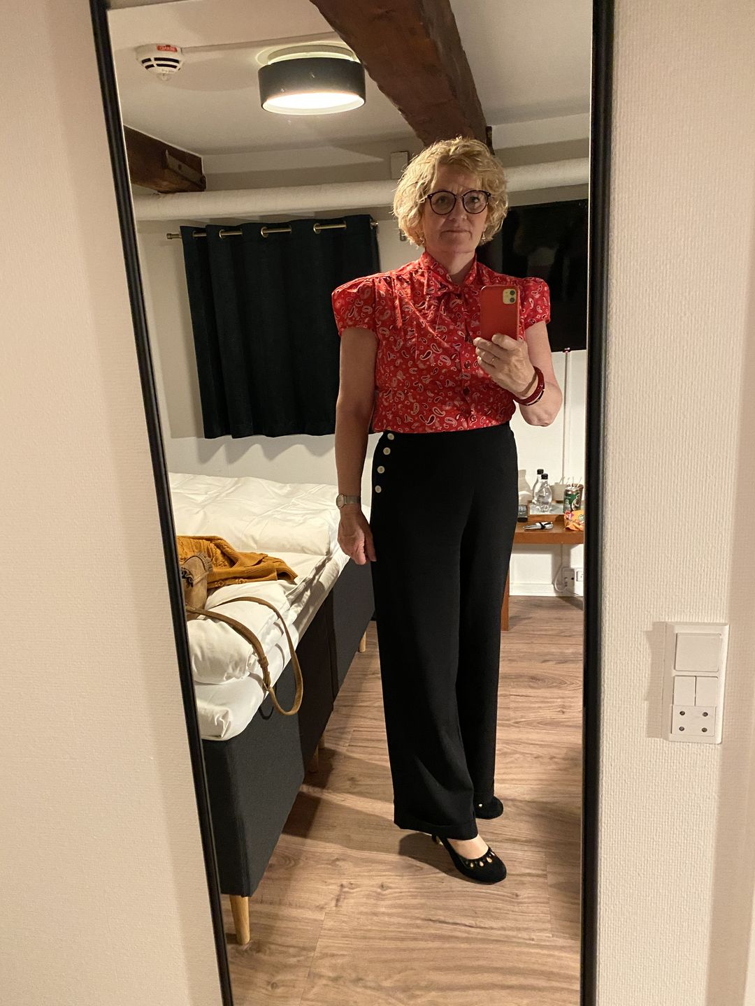Customer photo review of Højtaljede swing bukser med brede ben i sort