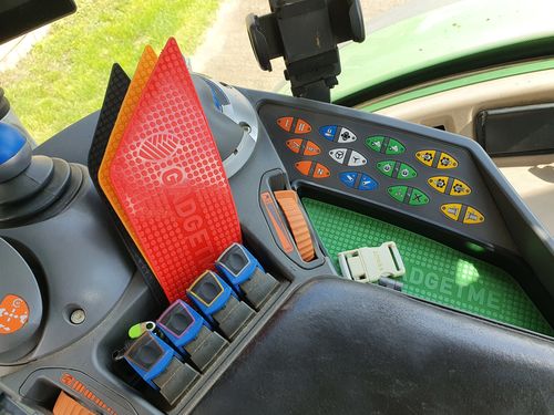 Customer photo review of GADGETME Ablagefach klein mit Gummieinlage passend für Fendt 500 / 700 / 800 / 900 / 1000 SCR – S4