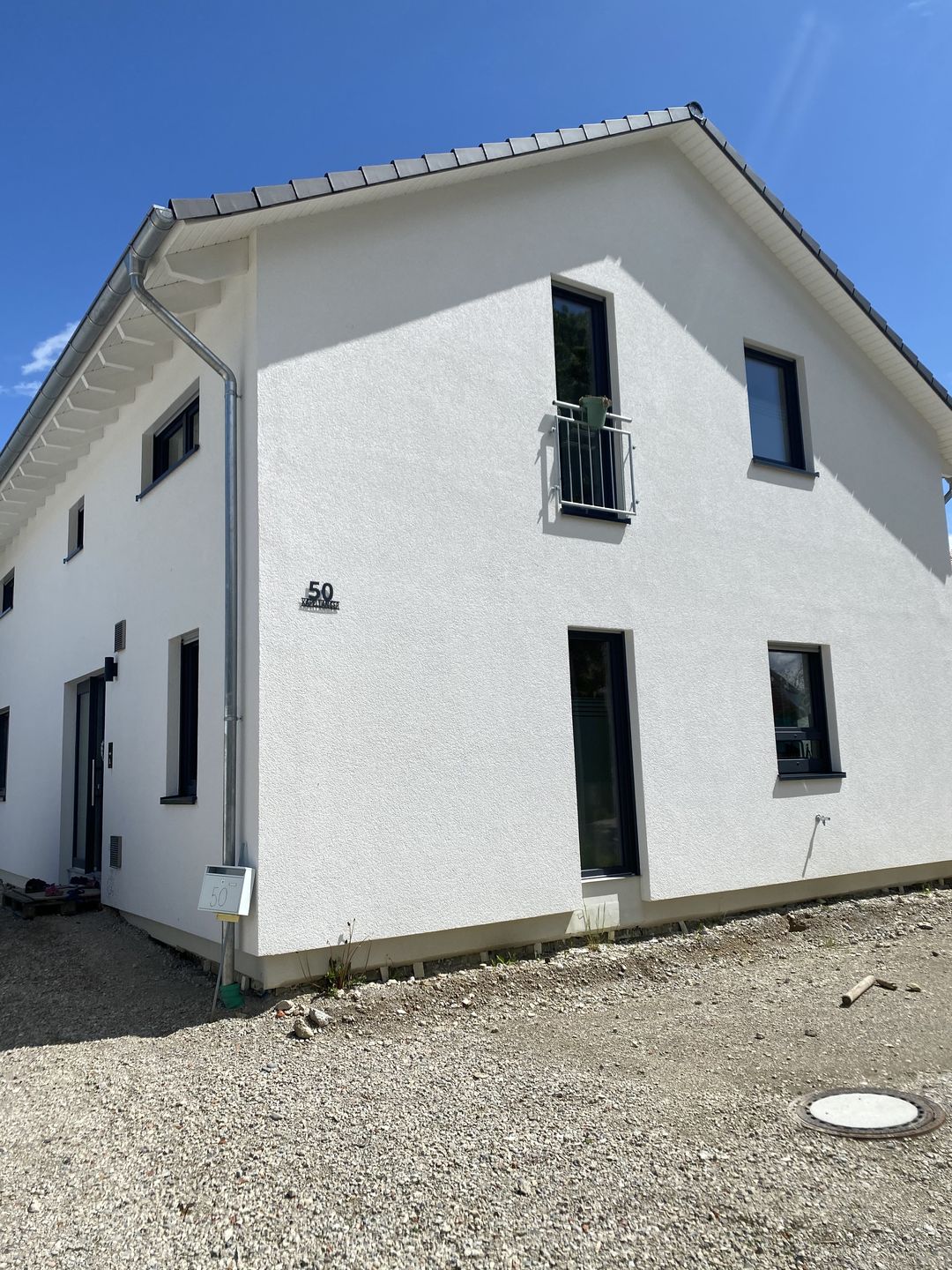 Customer photo review of Hausnummer "Modest Art" einzeilig aus edlem Stahl mit Familiennamen
