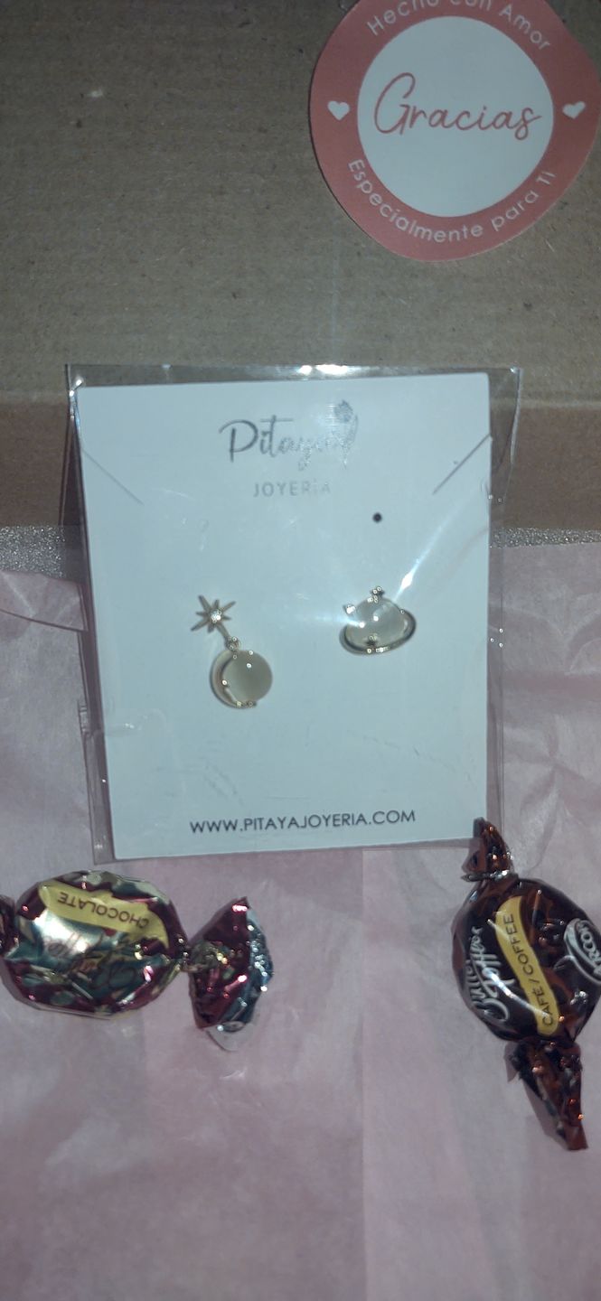 Customer photo review of Aretes de Saturno de Ópalo