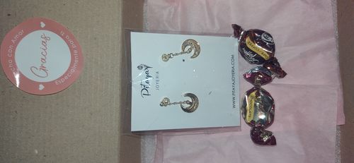 Customer photo review of Aretes de Media Luna con Zirconias