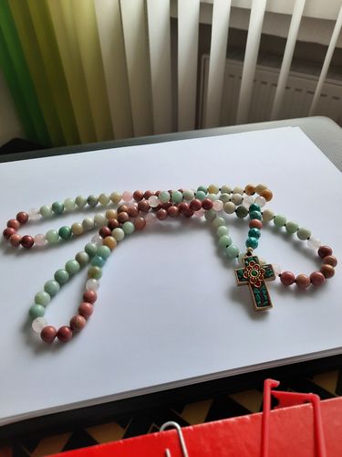 Customer photo review of NATÜRLICHE AMAZONIT-ROSENQUARZ & RHODONIT-HALSKETTE MIT KREUZANHÄNGER