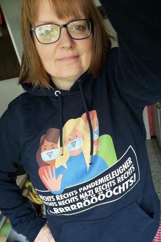 Customer photo review of QUERLEUGNER ORGANIC HOODIE MÄDELS • RECHTS RECHTS PANDEMIELEUGNER