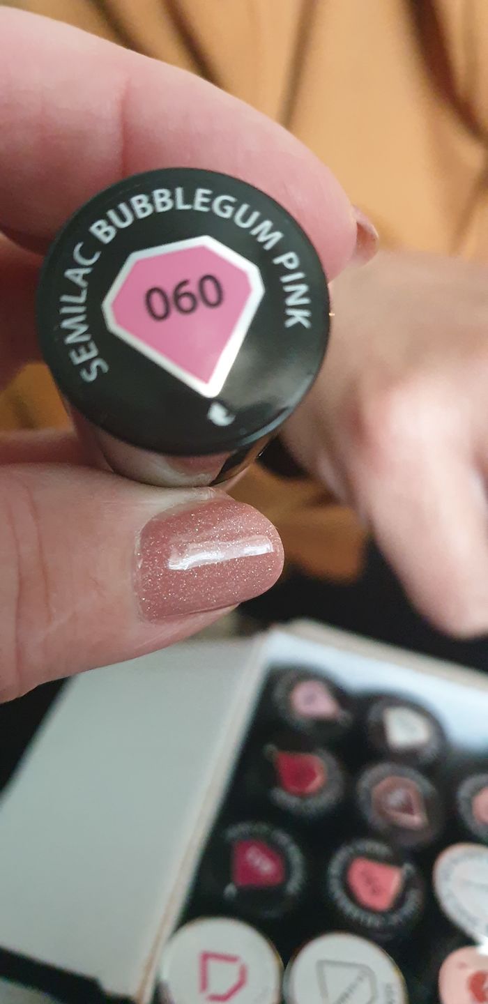 Customer photo review of Semilac 517 Neon Pink UV Gel Polish 7 ml