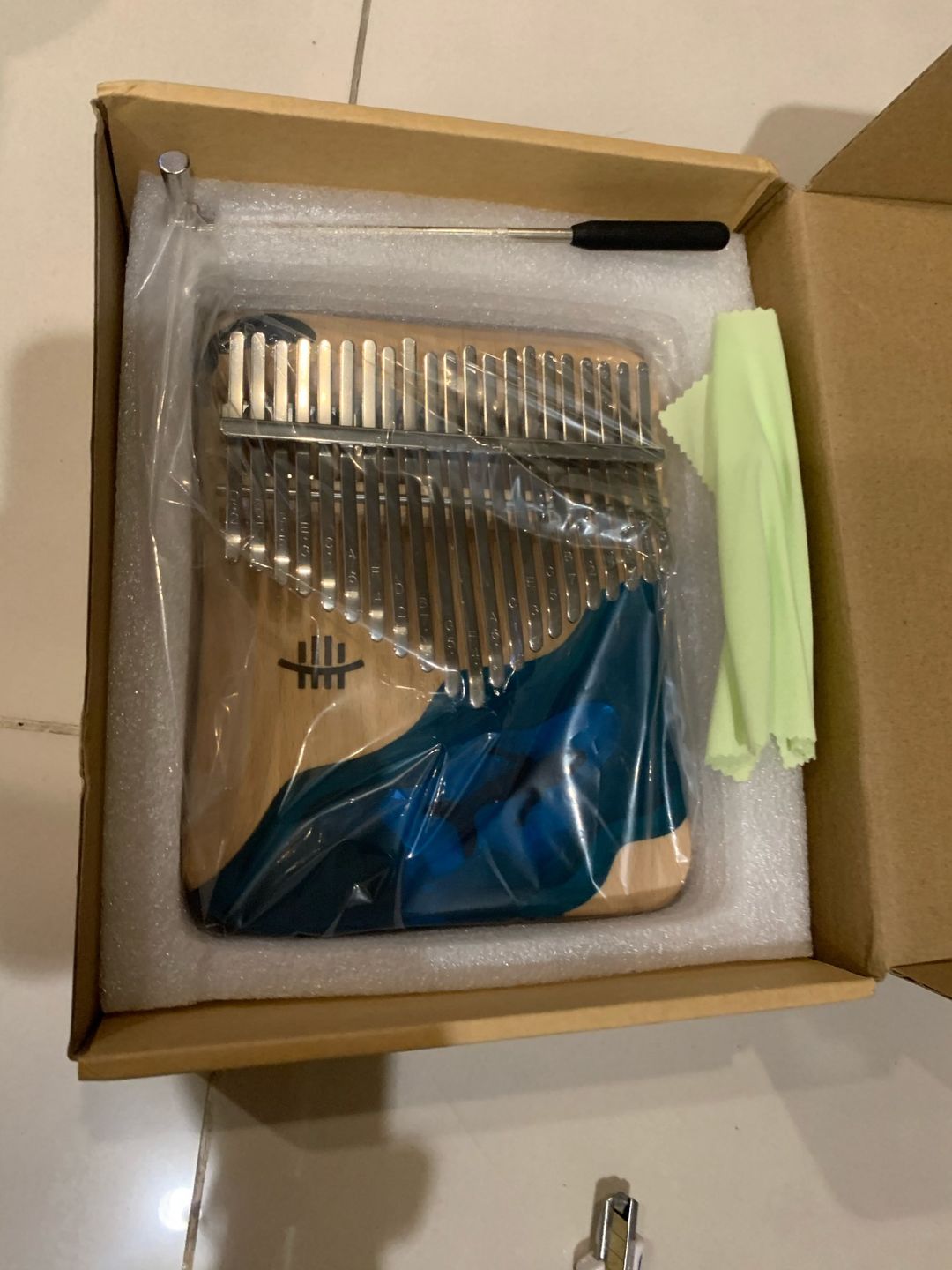 Customer photo review of 2021 New 17/21 Keys Hluru Blue Ocean Resin Whale Dolphin kalimba