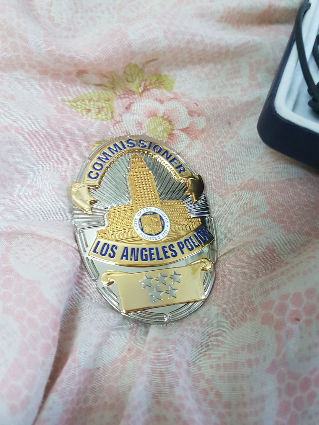 Customer photo review of LAPD Los Angeles Police Commissioner Badge Solid Copper Replica Movie Props With Five Stars