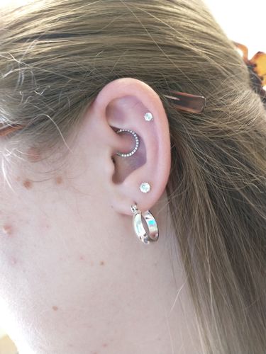 Customer photo review of Front Facing Gems Hinged Ring