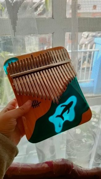 Customer photo review of 2021 New 17/21 Keys Hluru Blue Ocean Resin Whale Dolphin kalimba
