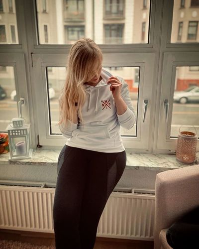 Customer photo review of Moin crossed red bestickt  - Unisex Organic Hoodie