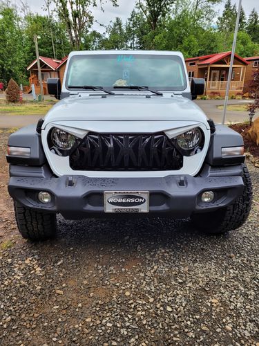 Customer photo review of Shark Grille - White & Black for 18-21 Jeep Wrangler JL & Gladiator JT | In stock on May 15th