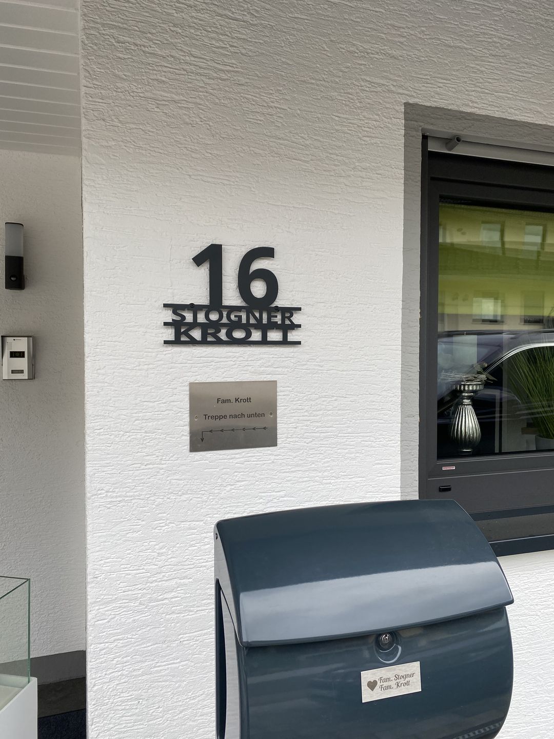 Customer photo review of Hausnummer "Modest Art" zweizeilig aus edlem Stahl mit Familiennamen