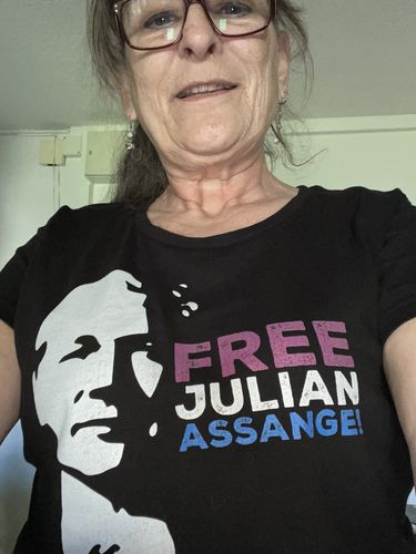 Customer photo review of SHIRT MÄDELS • FREE ASSANGE!