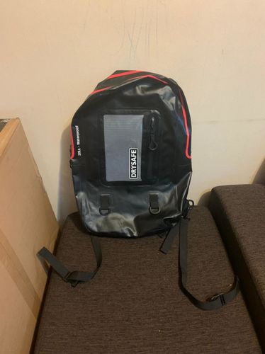 Customer photo review of Mochila Notebook 20 Litros Waterproof - Drysafe - Negro