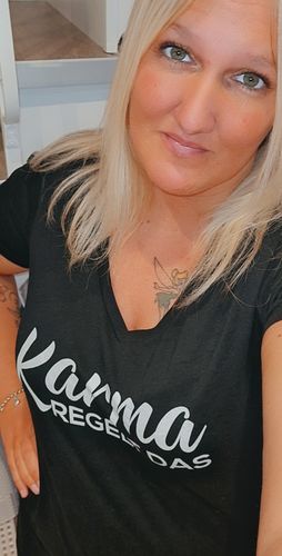 Customer photo review of Karma regelt das - Words on Shirts  - V-Neck Damenshirt