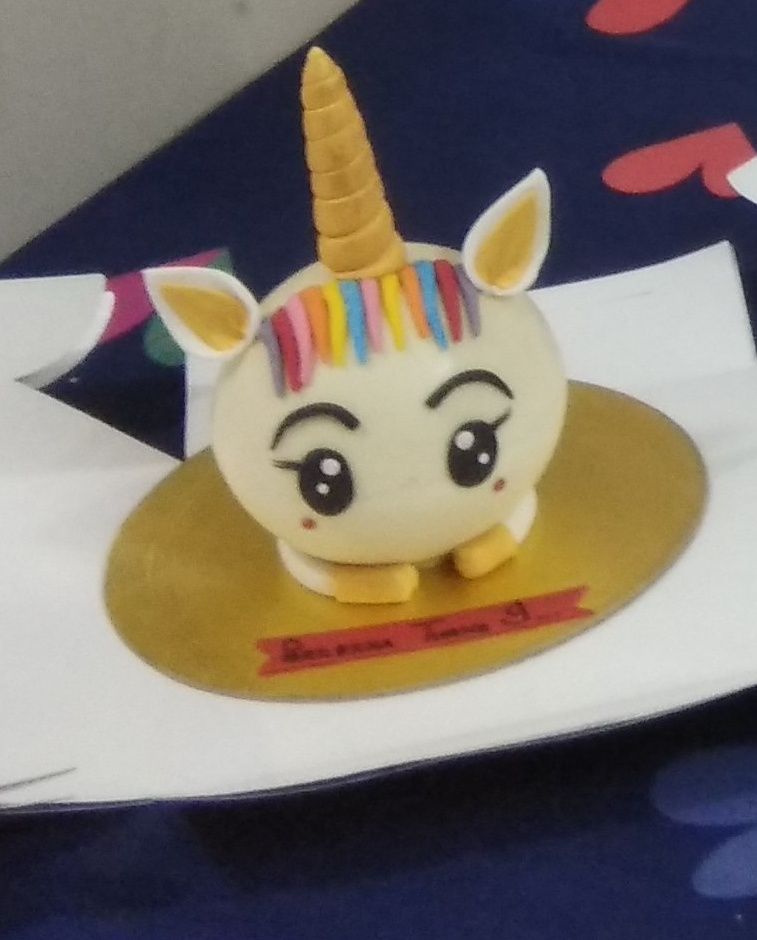 Customer photo review of Unicorn Round Pinata Cake