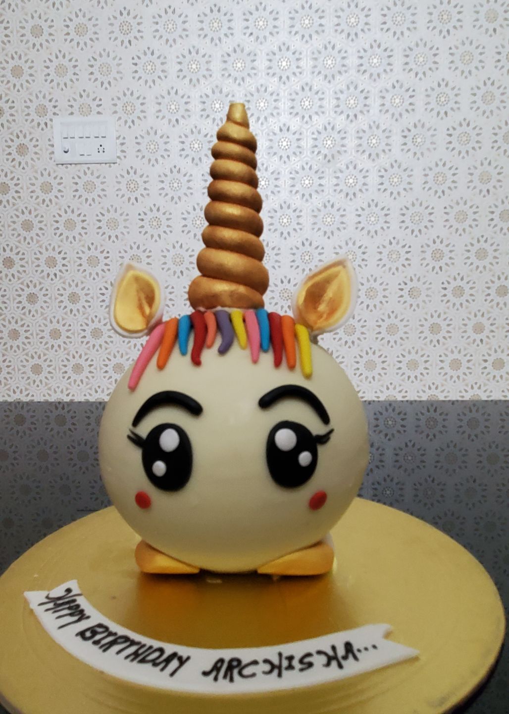 Customer photo review of Unicorn Round Pinata Cake