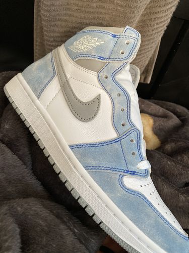 Customer photo review of Air Jordan 1 Retro High OG 'Hyper Royal
