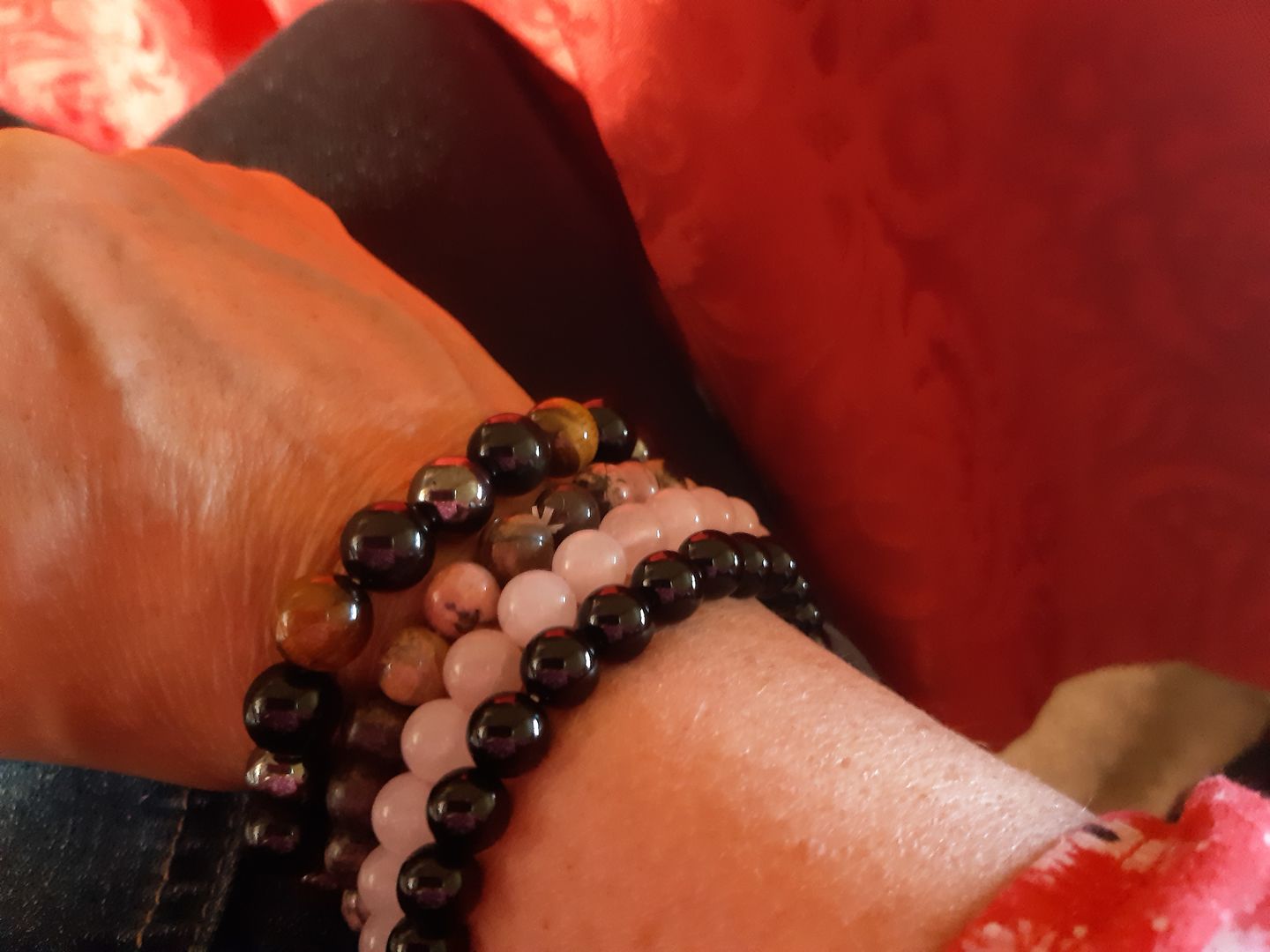 Customer photo review of Dreifach-Armband "Vertrauen in die Liebe" aus Rosenquarz, Rhodonit und Onyx