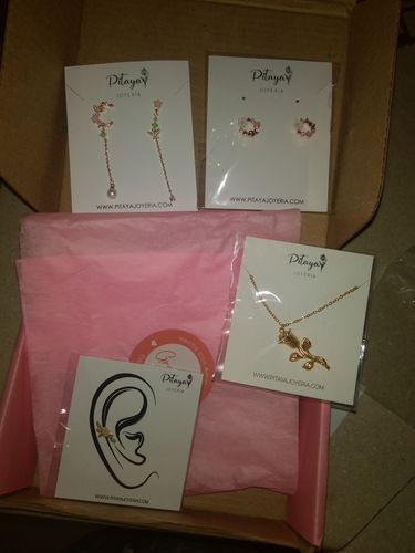 Customer photo review of Aretes Asimétricos Flores y Mariposas