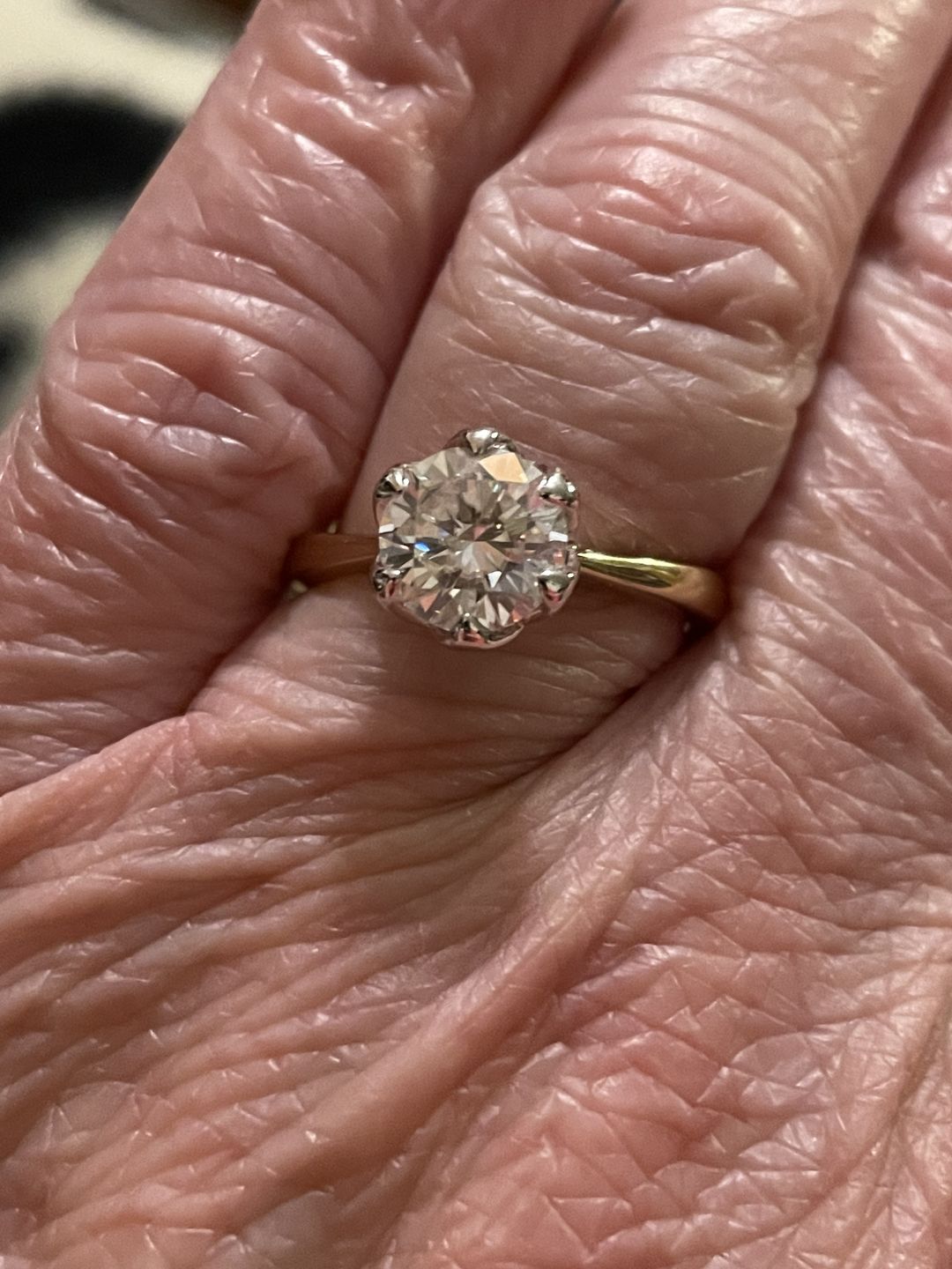 Customer photo review of Doveggs round flower shape solitaire moissanite engagement ring